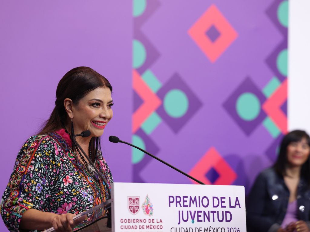 La mandataria capitalina entregó 19 galardones a jóvenes