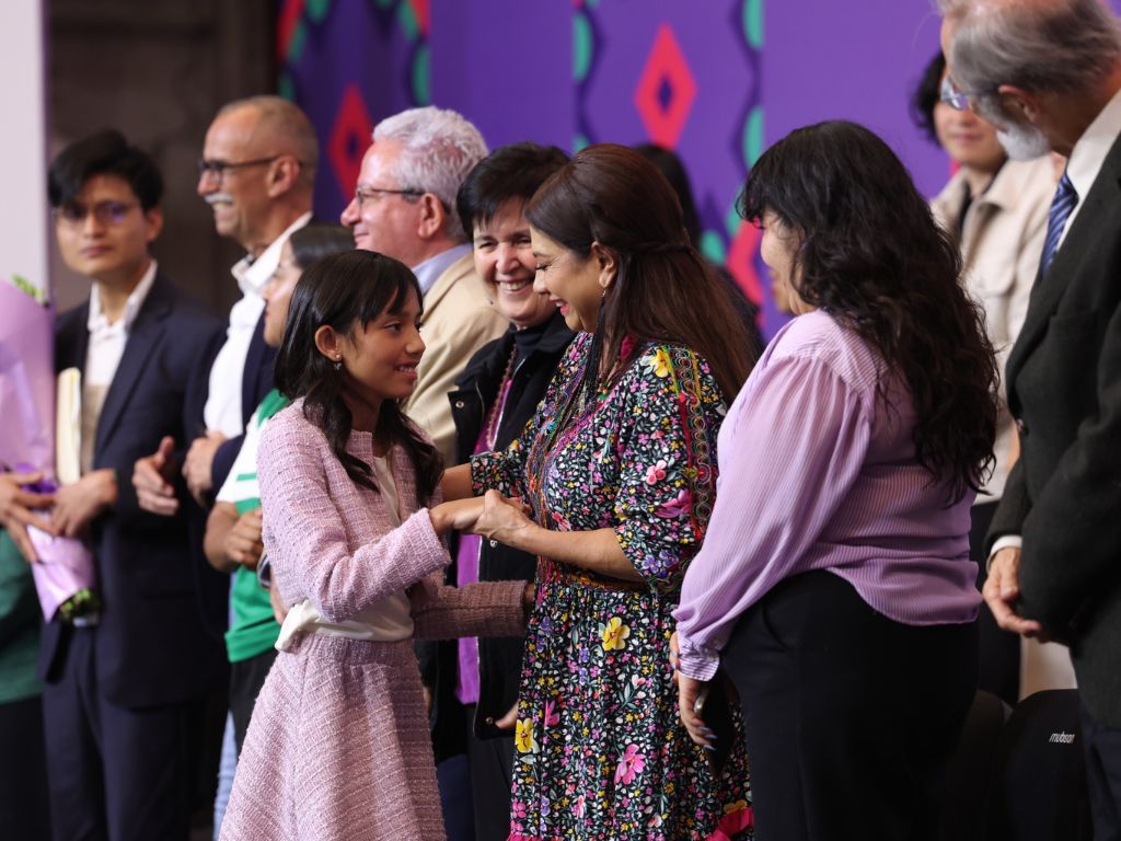 Entrega Clara Brugada el Premio de la Juventud 2026