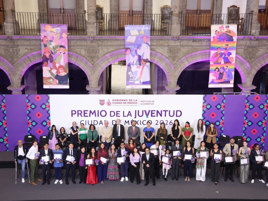 La mandataria capitalina entregó 19 galardones a jóvenes