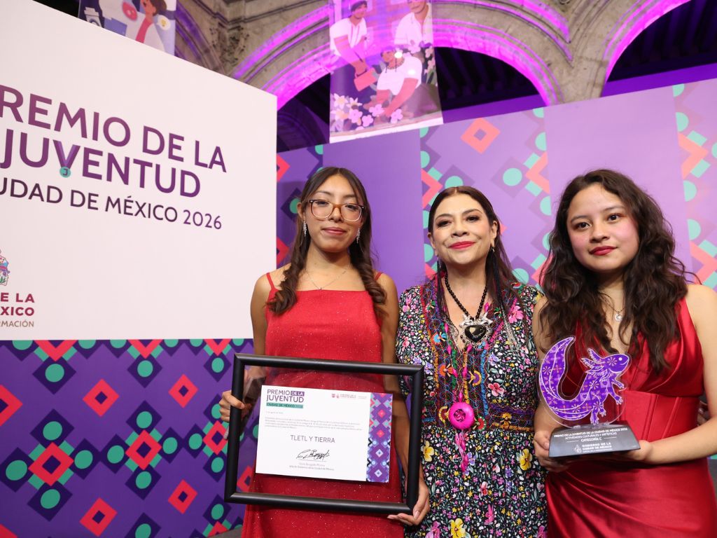 La mandataria capitalina entregó 19 galardones a jóvenes
