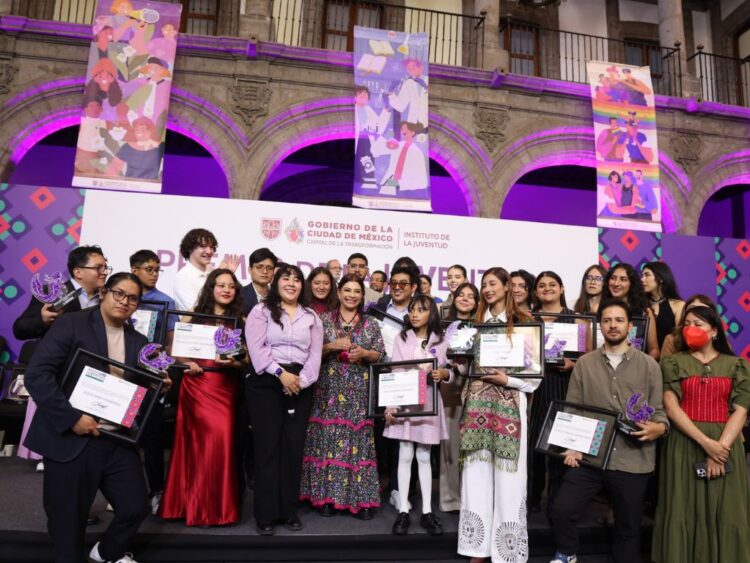 Entrega Clara Brugada el Premio de la Juventud 2026