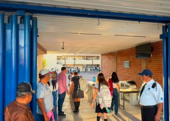 Estudiantes de la UAEM regresan a clases depués de meses de actividades académicas irregulares. AMEXI foto especial