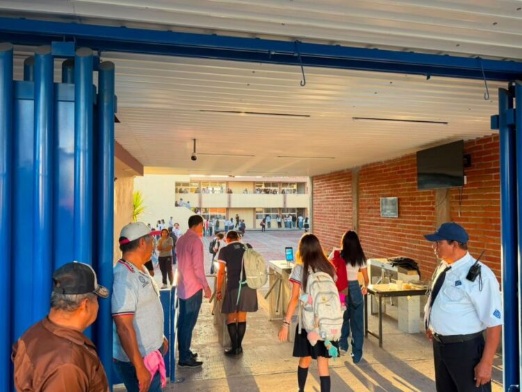 Estudiantes de la UAEM regresan a clases depués de meses de actividades académicas irregulares. AMEXI foto especial