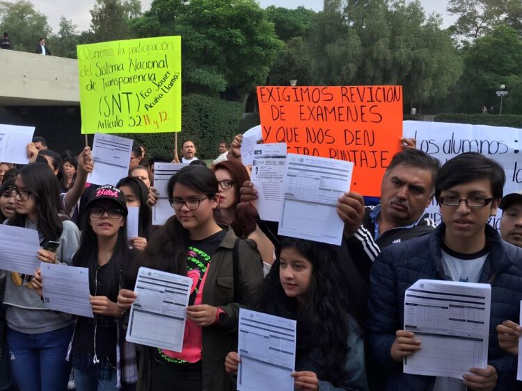 Protesta de los aspirantes de la UNAM que rechazan el examen de control.