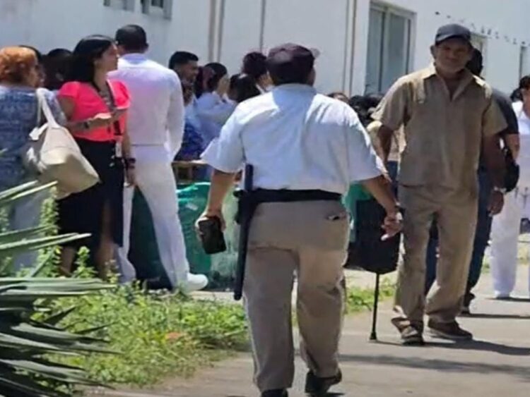 Evacuan clínica de IMSS por conato de incendio