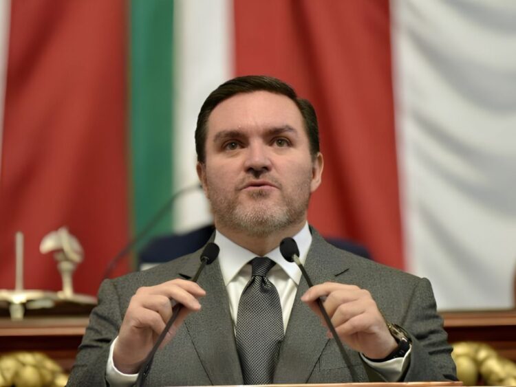Federico Döring. Diputados del PAN piden investigar contratos IPN-Cofepris.