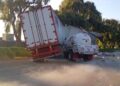 Fuga de gas LP luego de choque entre pipa y tráiler en carretera Toluca-Tenango. AMEXI Foto Especial