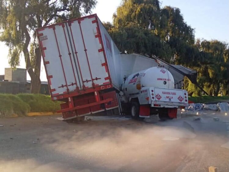 Fuga de gas LP luego de choque entre pipa y tráiler en carretera Toluca-Tenango. AMEXI Foto Especial