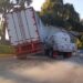 Fuga de gas LP luego de choque entre pipa y tráiler en carretera Toluca-Tenango. AMEXI Foto Especial
