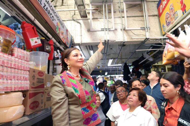 Clara Brugada supervisa avances de rehabilitación eléctrica en Mercado de La Merced