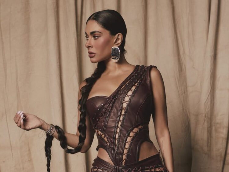 Galilea Montijo deslumbró con un vestido burgundy de Eva Urías y una trenza XL en la primera gala de eliminación de LCDLF México. | AMEXI/FOTO: IG @galileamontijo