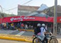 Fotografía que documenta los daños materiales causados por el reciente sismo de magnitud 7.4 en Colombia. Muestra la fachada y el techo de lámina colapsados del restaurante Quintapan, con varias personas evaluando los estragos en la vía pública.
