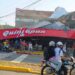Fotografía que documenta los daños materiales causados por el reciente sismo de magnitud 7.4 en Colombia. Muestra la fachada y el techo de lámina colapsados del restaurante Quintapan, con varias personas evaluando los estragos en la vía pública.