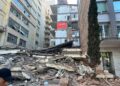 Escombros y daños estructurales en un edificio colapsado tras el fuerte sismo en Colombia.