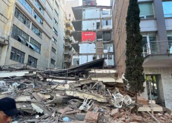 Escombros y daños estructurales en un edificio colapsado tras el fuerte sismo en Colombia.