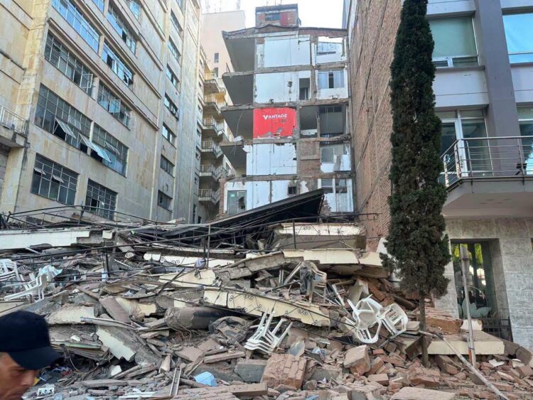 Escombros y daños estructurales en un edificio colapsado tras el fuerte sismo en Colombia.