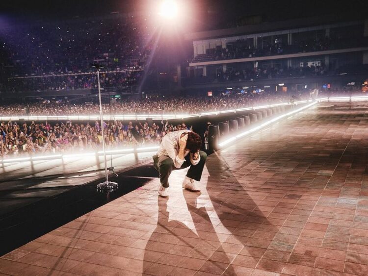 Harry Styles brilló en su primer concierto en CDMX, donde una caída por la lluvia se volvió el momento viral de la noche. | AMEXI/FOTO: IG @harrystyles