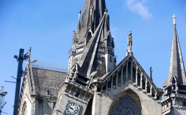 La Catedral Basílica de San Francisco de Asís, en Quibdó, departamento del Chocó, sufrió daños severos tras el terremoto de este lunes.