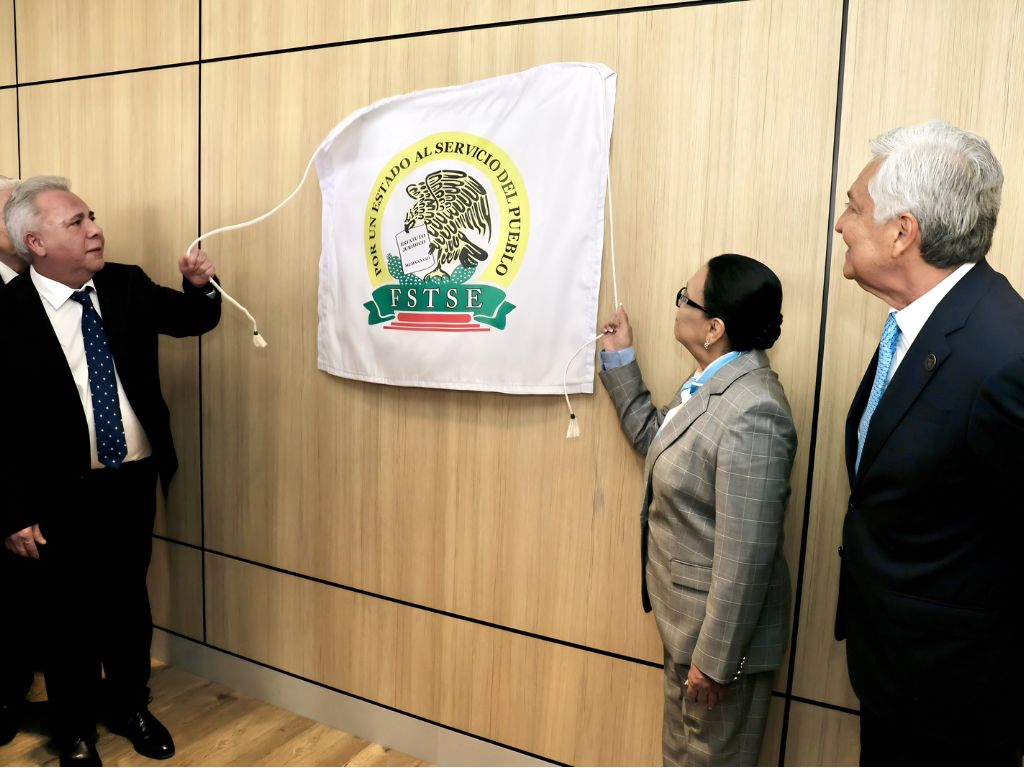 Inauguración del Salón Presidentes de la FSTSE y homenaje a Joel Ayala, extinto líder de la FSTSE. AMEXI Foto