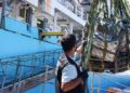 Un agente de seguridad observa la descarga de droga que transportaban en un barco