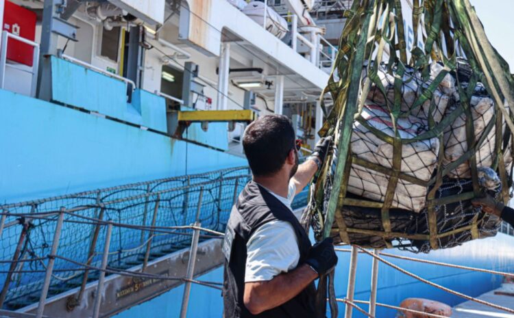 Un agente de seguridad observa la descarga de droga que transportaban en un barco