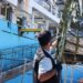 Un agente de seguridad observa la descarga de droga que transportaban en un barco