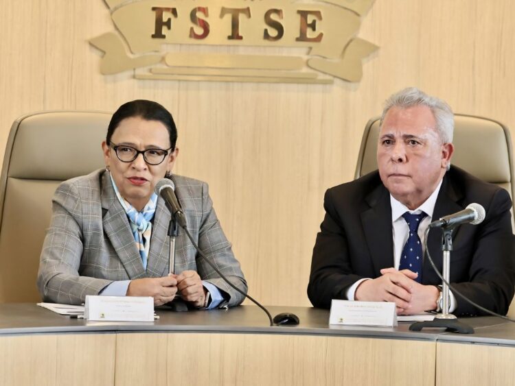 La secretaria de Gobernación, Rosa Icela Rodríguez, y Marco Antonio García Ayala, dirigente de la FSTSE. AMEXI Foto