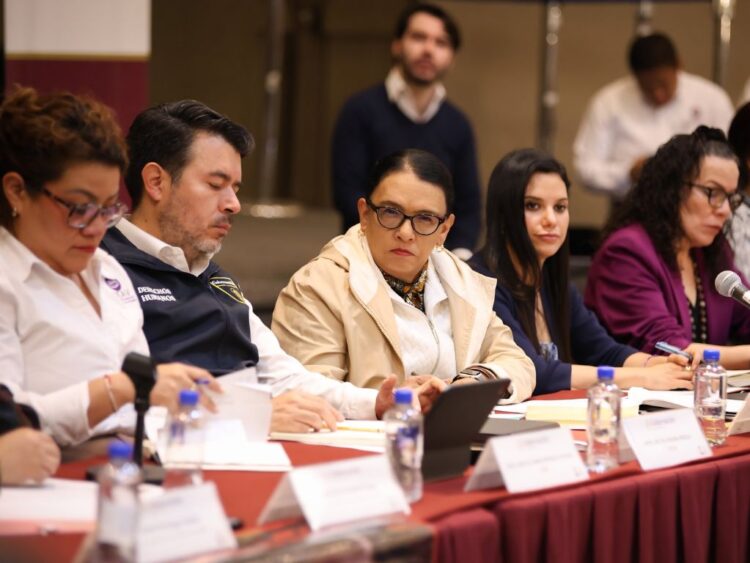 La titular de SEGOB, Rosa Icela Rodríguez, en reunión con colectivos de personas desaparecidas en México. AMEXI Foto