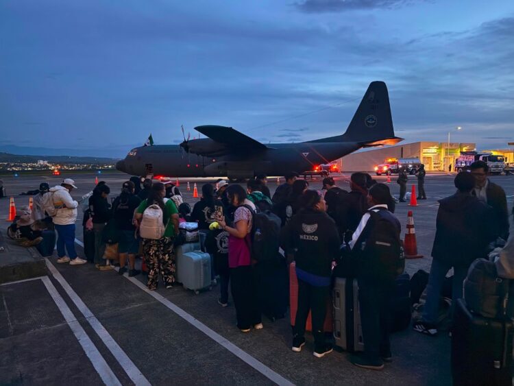 Llegan mexicanos tras sismo de Colombia