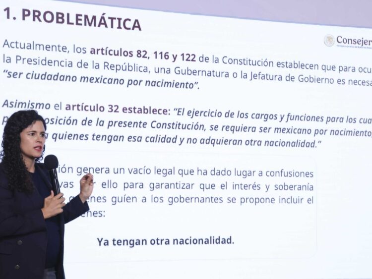 Luisa María Alcalde explica iniciativa para prohibir doble nacionalidad de aspirantes a la Presidencia.