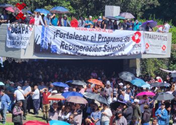 Trabajadores del STUNAM durante el Mitin en la rectoría