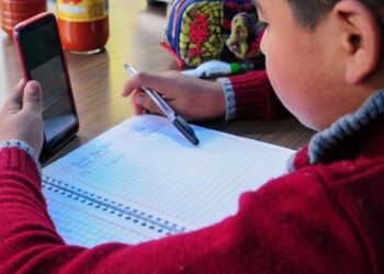 Magisterio de Chiapas rechaza uso de celulares en escuelas de nivel básico
