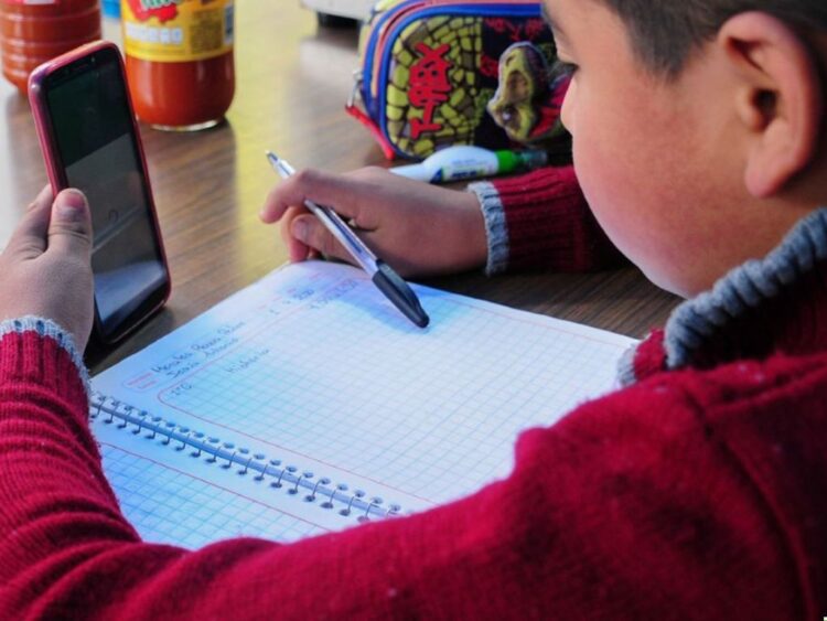Magisterio de Chiapas rechaza uso de celulares en escuelas de nivel básico