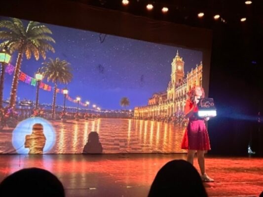 La caja musical de Constanza transporta al Marketeatro a diferentes celebraciones mexicanas en la puesta en escena “Mexica”. | AMEXI/FOTO: Lilia Pérez