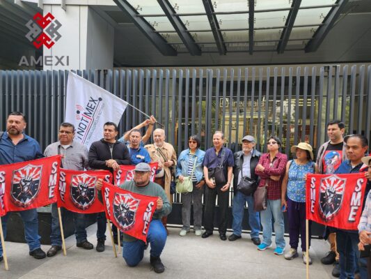 Centrales sindicales apoyan la lucha de los trabajadores de la Universidad Rosario Castellanos por defender su sindicato, en mitin ante la OIT