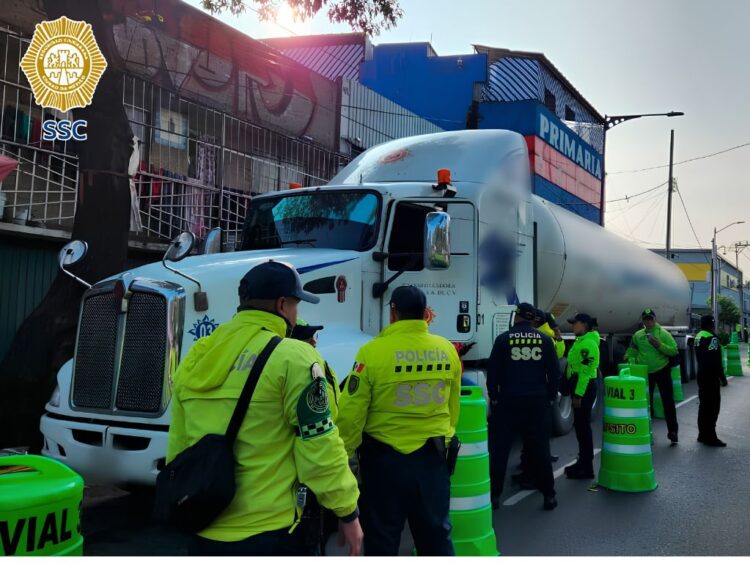 Operativo de verificación de pipas de gas en Iztapalapa. AMEXI Foto