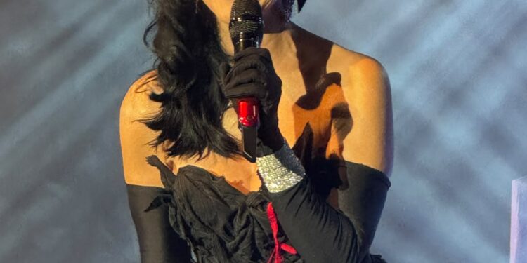 Susana Zabaleta sostiene el reconocimiento que le entregó el Lunario del Auditorio Nacional durante la celebración de sus 40 presentaciones, antes de ofrecer el concierto "Tú serás mi baby".