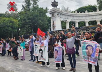 Padres y madres de los 43 estudiantes de Ayotzinapa, participan en el 143 Acción Global por Ayotzinapa y por México este 26 de agosto del 2026