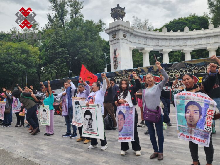 Padres y madres de los 43 estudiantes de Ayotzinapa, participan en el 143 Acción Global por Ayotzinapa y por México este 26 de agosto del 2026