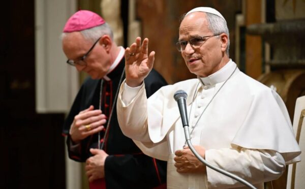 El Papa León XIV recomendó legislar sobre la inteligencia artificial y advirtió que los desarrollos tecnológicos desregulados amenazan la dignidad y los derechos humanos.