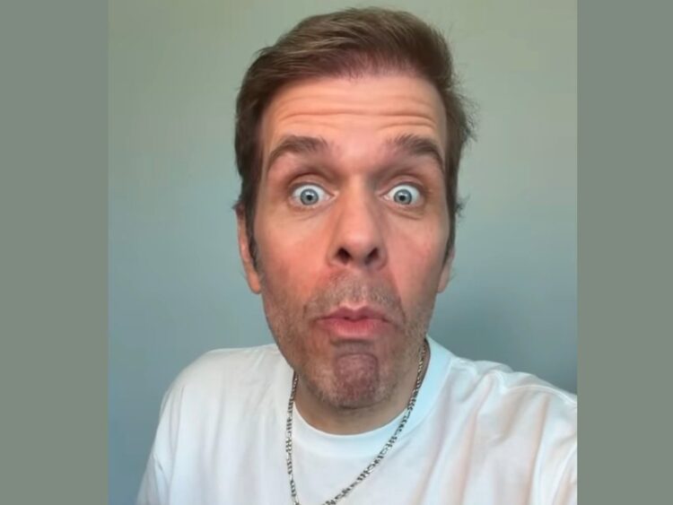 Perez Hilton, uno de los blogueros de espectáculos más famosos de Estados Unidos, generó alarma tras una transmisión en vivo por una crisis mental. | AMEXI/FOTO: IG @theperezhilton