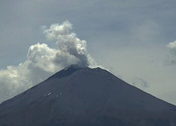 El Popocatépetl registró 44 exhalaciones con vapor de agua, gases volcánicos y ceniza durante las últimas 24 horas. | AMEXI/FOTO: Cenapred
