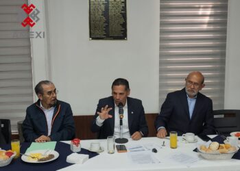 Presidencia colegiada de la UNT: Francisco Hernández Juárez, Jesus Ortíz Álvarez, Carlos Hugo Morales Molales, durante la plenaria del 5 de agosto del 2026. unidad sindical