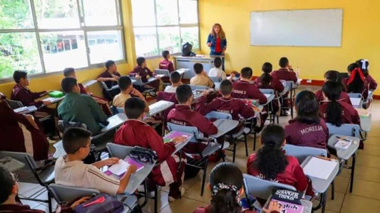 En Michoacán, regreso a las aulas sin contratiempos; en 26 escuelas de Oaxaca se quedan sin clases