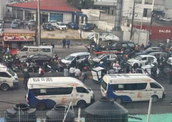 Transportistas bloquean accesos a La Paz tras asesinato de niña
