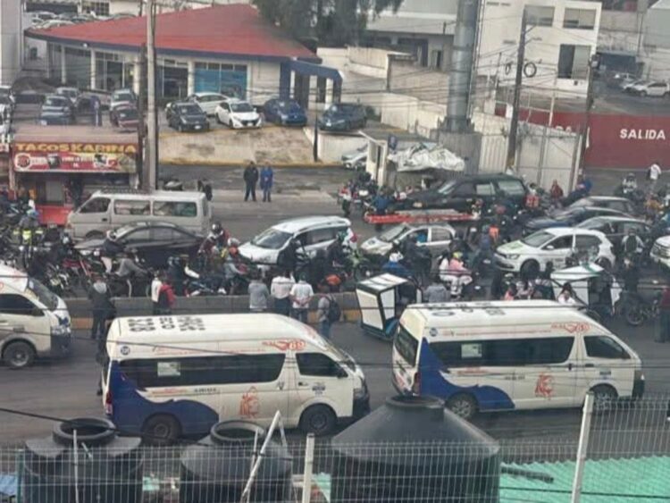 Transportistas bloquean accesos a La Paz tras asesinato de niña