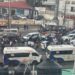 Transportistas bloquean accesos a La Paz tras asesinato de niña