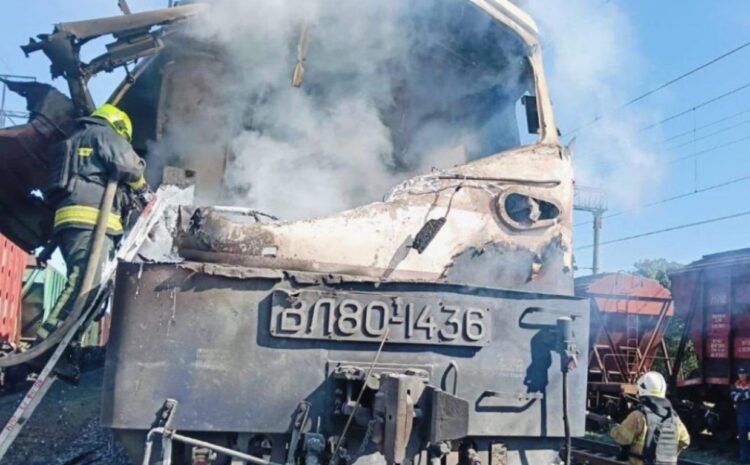 El conductor y un tripulante fallecieron, pero ningún pasajero resultó herido, luego de que un dron ruso impactara la locomotora de un tren que transitaba por la región de Odesa, en Ucrania.
