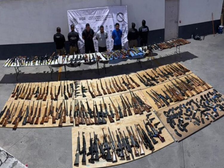 Tres personas detenidas con arsenal en Sabinas Hidalgo, NL. AMEXI Foto SSPC