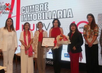 Aurora García de León recibe reconocimiento de MULIV por su trayectoria en el sector inmobiliario